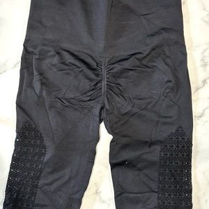 Laser cut seamless booty scrunch leggings